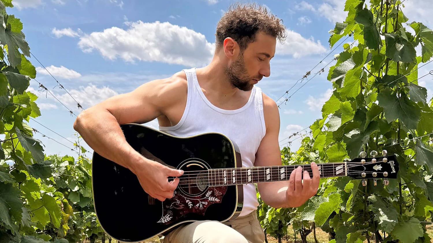 Read more about the article Bystrík prináša pohodový letný hit „Obyčajný deň“. Klip nakrúcal v slovenskom Toskánsku