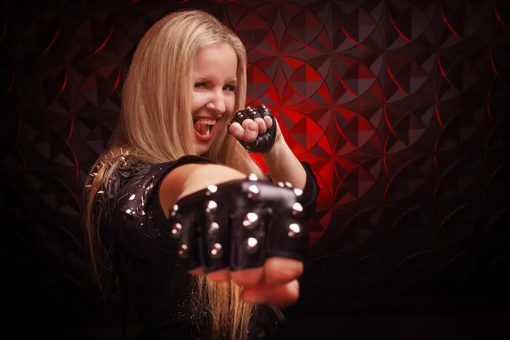 Read more about the article Legendárny hit „Sme také aké sme“ ožíva v rockovej verzii v podaní speváčky LeRy