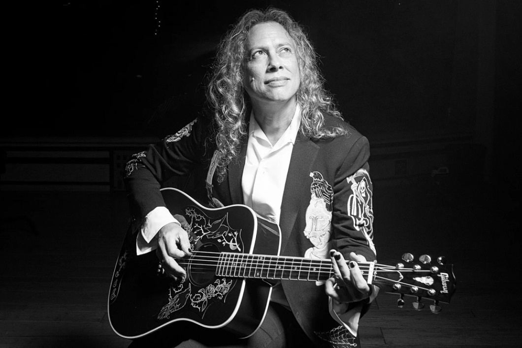 Read more about the article Kirk Hammett z Metallicy má vlastnú gitaru – temného „Havrana“!