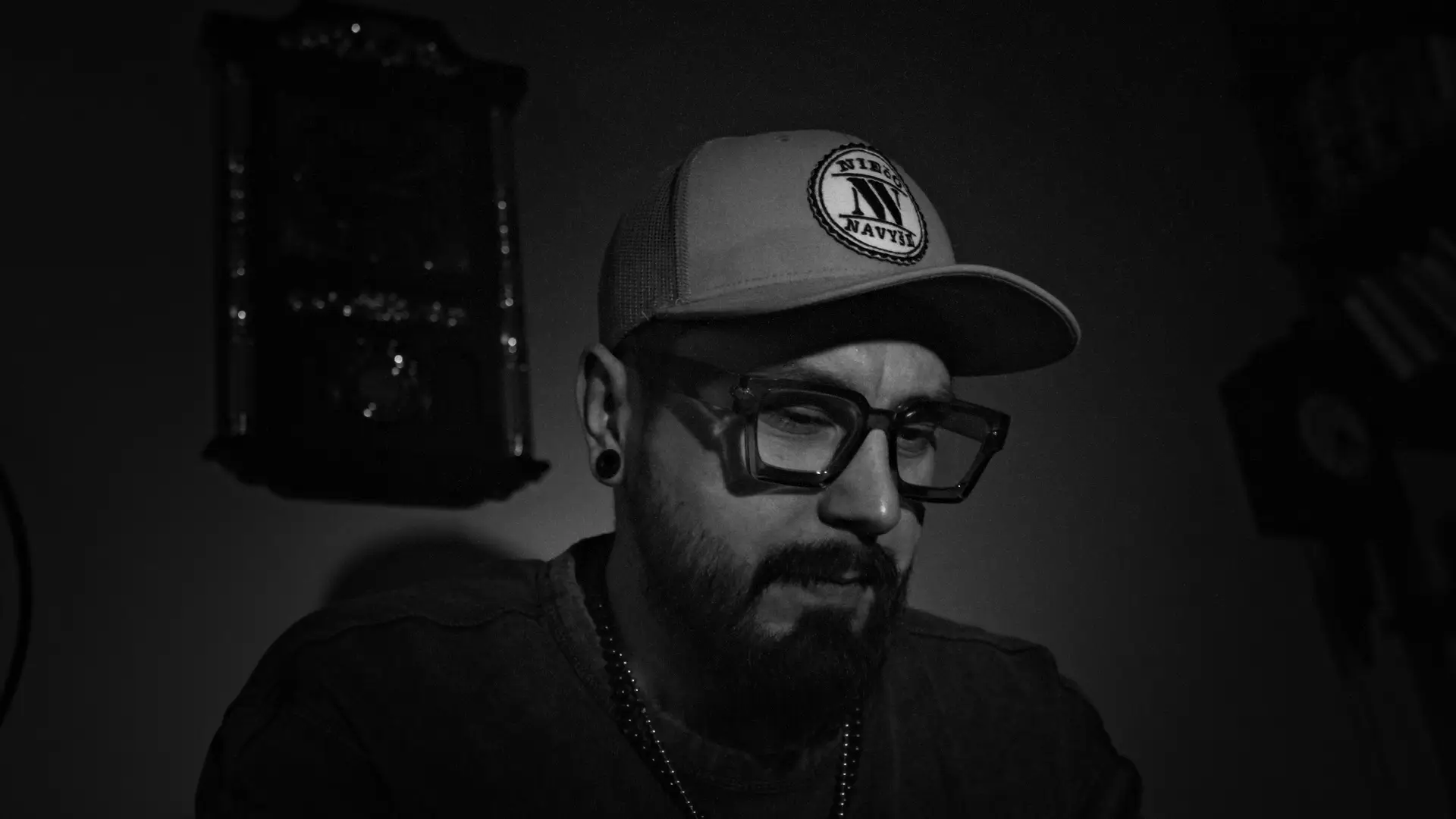 Read more about the article NIEčO NAVYšE lámu srdcia. Novinka „Zastaviť čas“ je hlboká spoveď o bolesti, láske aj nádeji