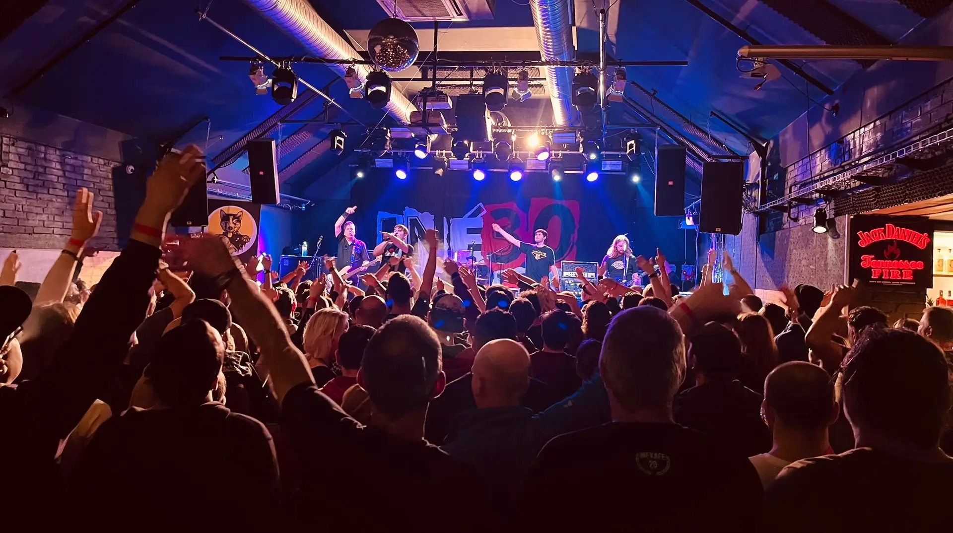 Read more about the article Vypredané sály od Plzne po Brno. INEKAFE sa vracia domov, koncert presúva do väčšieho priestoru v Banskej Bystrici!