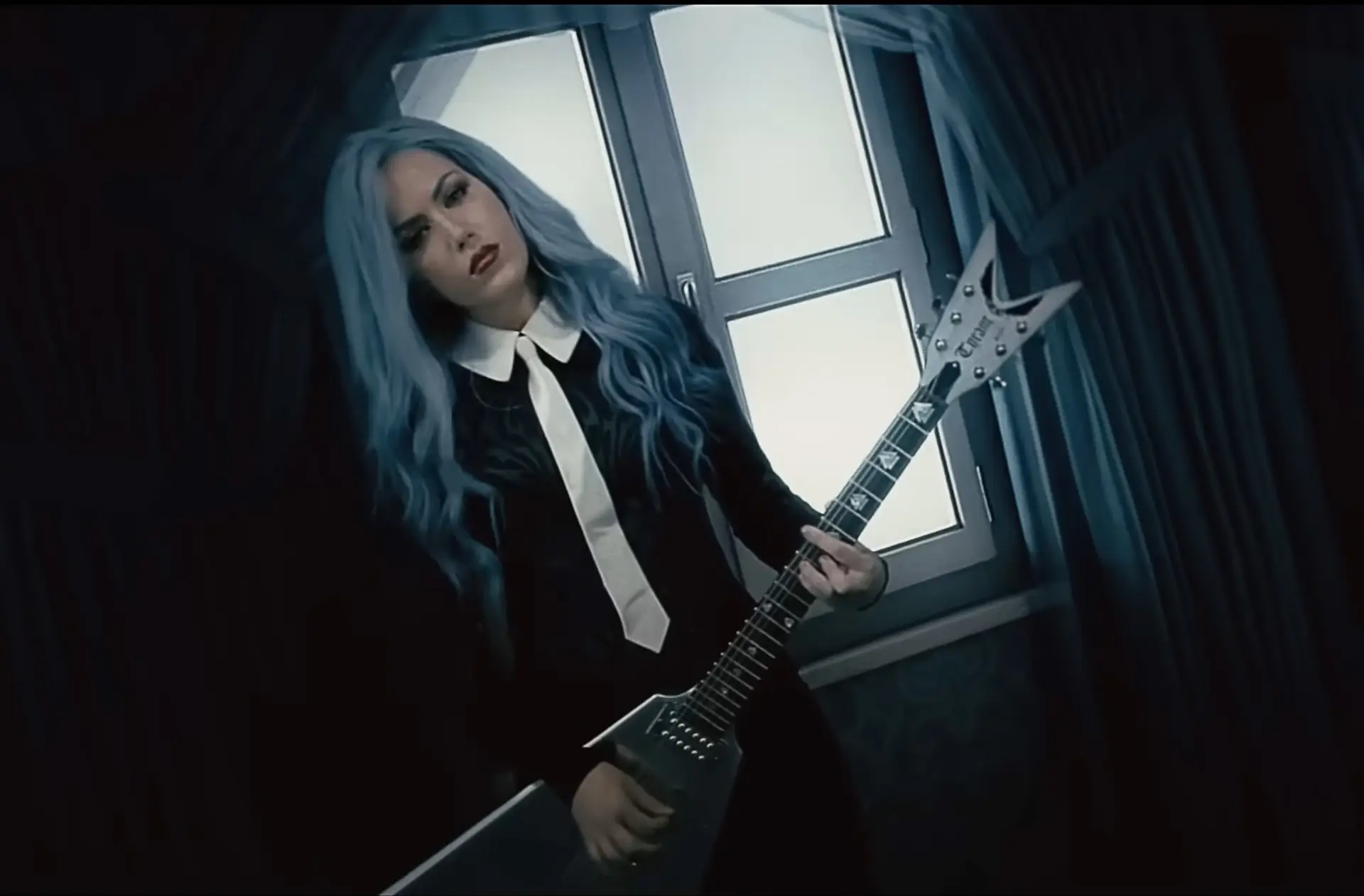 Read more about the article Alissa White-Gluz je Blue Medusa