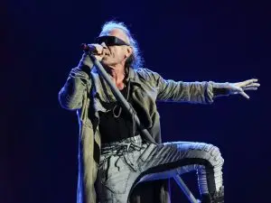 Bruce Dickinson bije na poplach