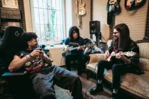 Ben Cristovao vydáva singel s gitaristom kapely KISS Tommym Thayerom